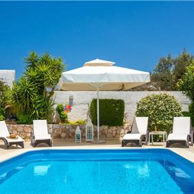 4 bedroom villa with pool close to beach on Akrotiri peninsula, sleeps 8